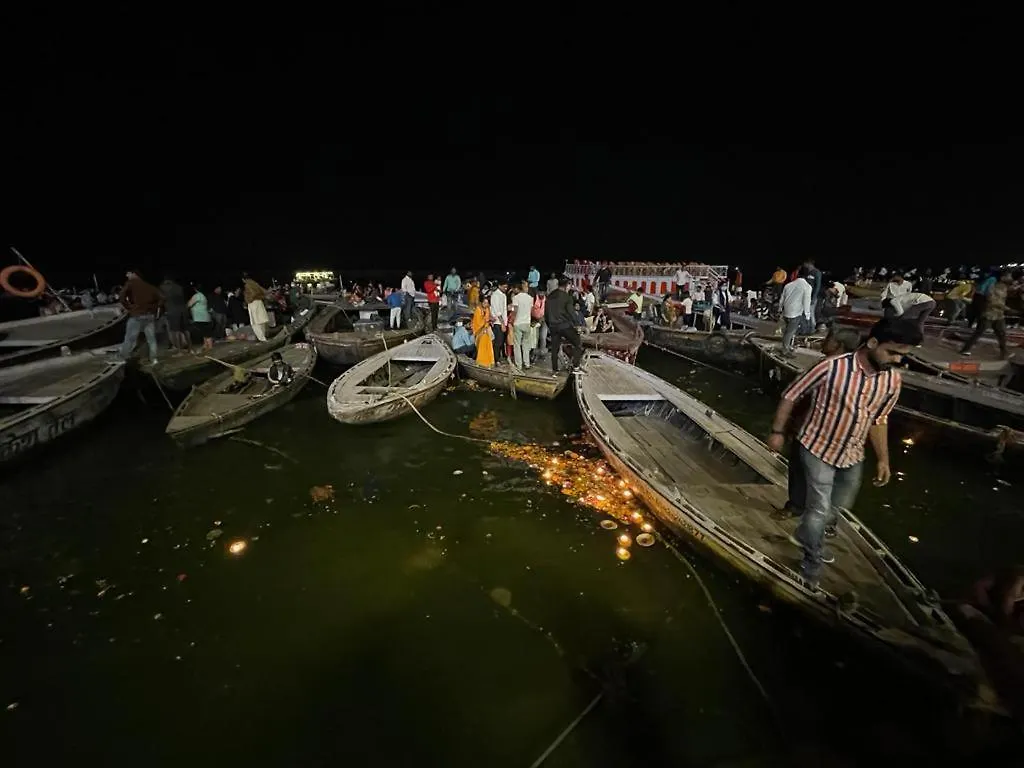 Ora Boats-2 Hour Boat Tour With Ganga Aarti View联系方式
